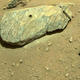 Esta composición de dos imágenes muestra el agujero perforado por el rover Perseverance de la NASA durante su segundo intento de recolección de muestras